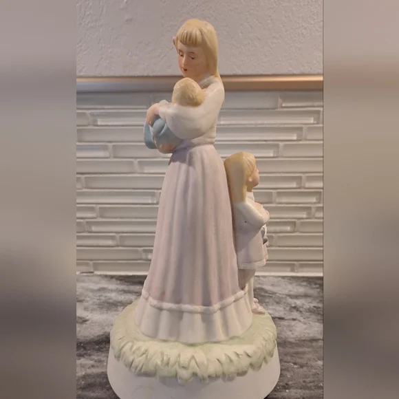 US Gallery of Art "Mary Anne" 1984 Mother Baby Child Music Box Porcelain Figure - Picture 5 of 6